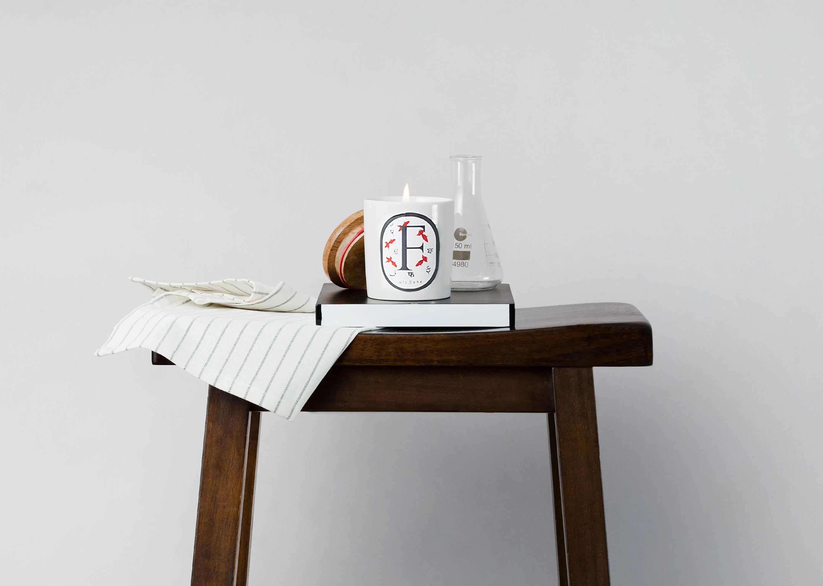 Alphabet F Candle - Image 3
