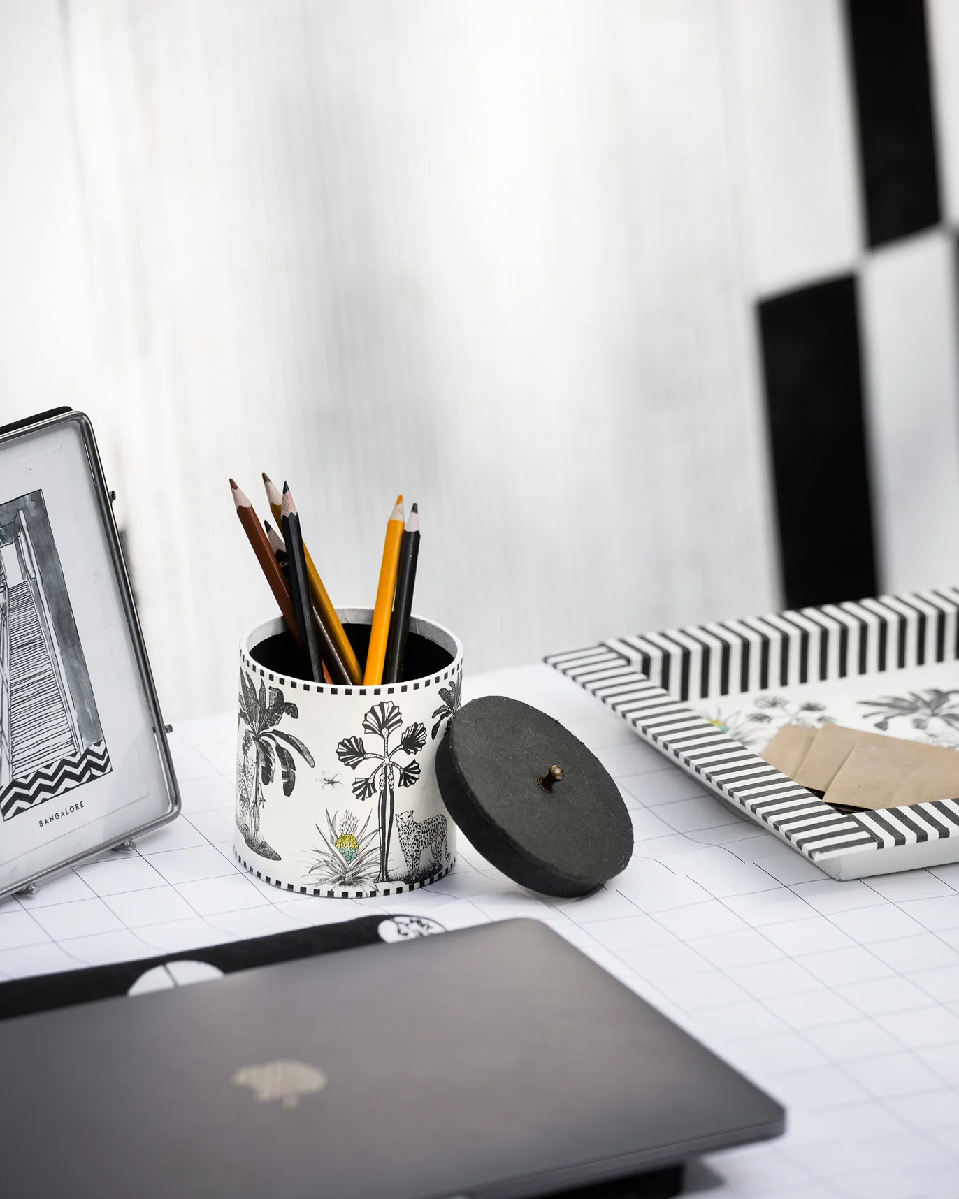An Organised Desk Kit - Image 2