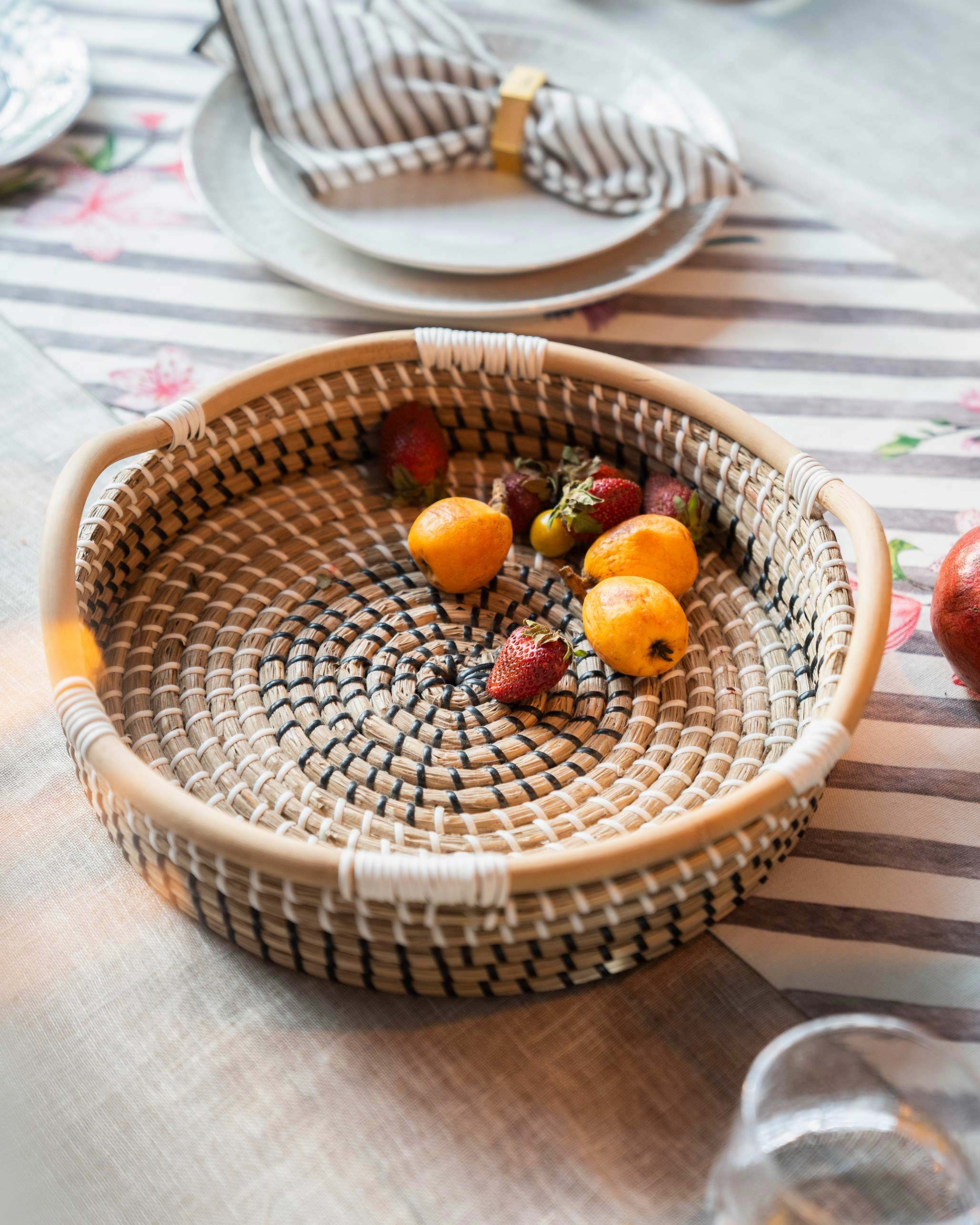 Black and White Seagrass Tray - Image 2
