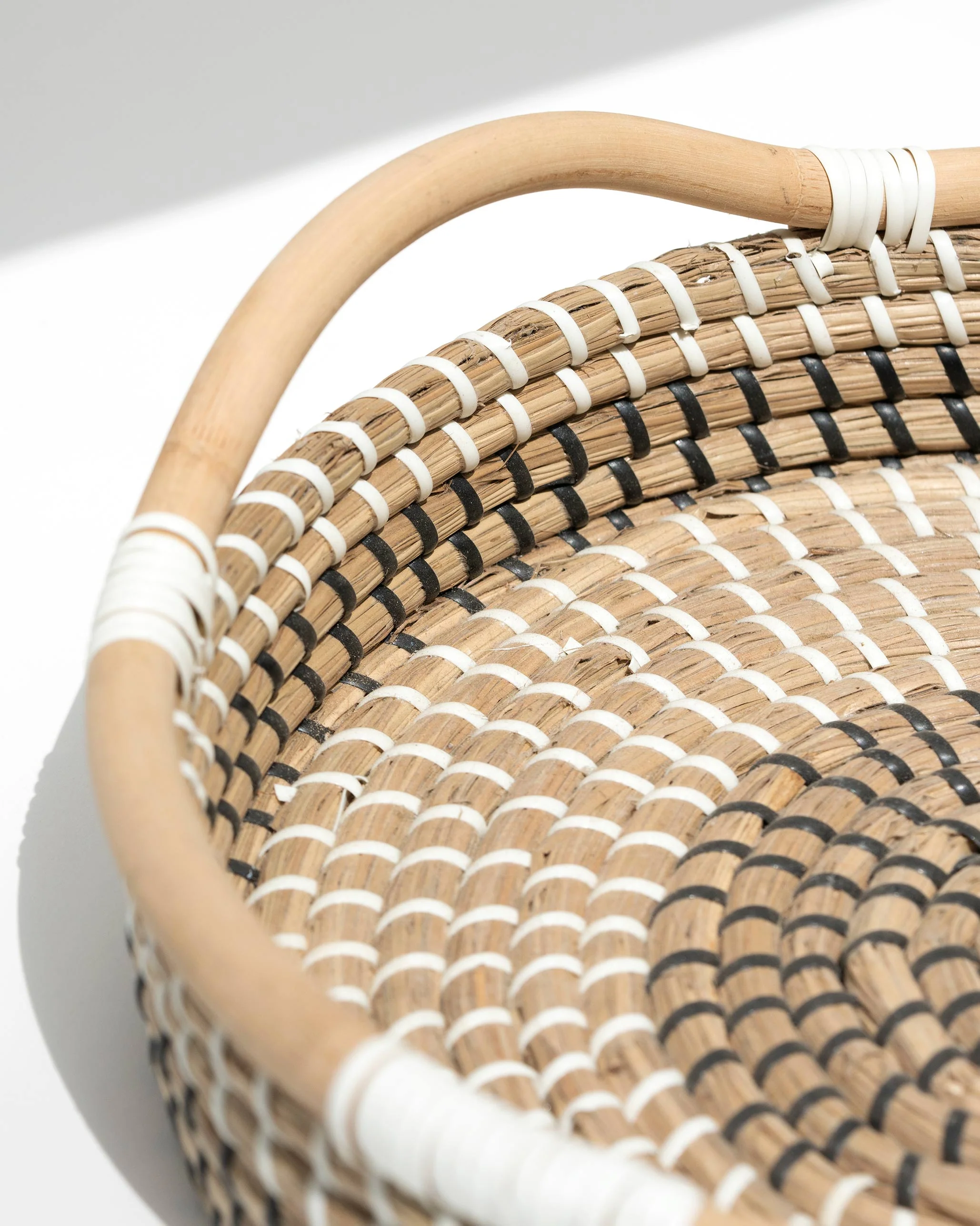 Black and White Seagrass Tray - Image 3