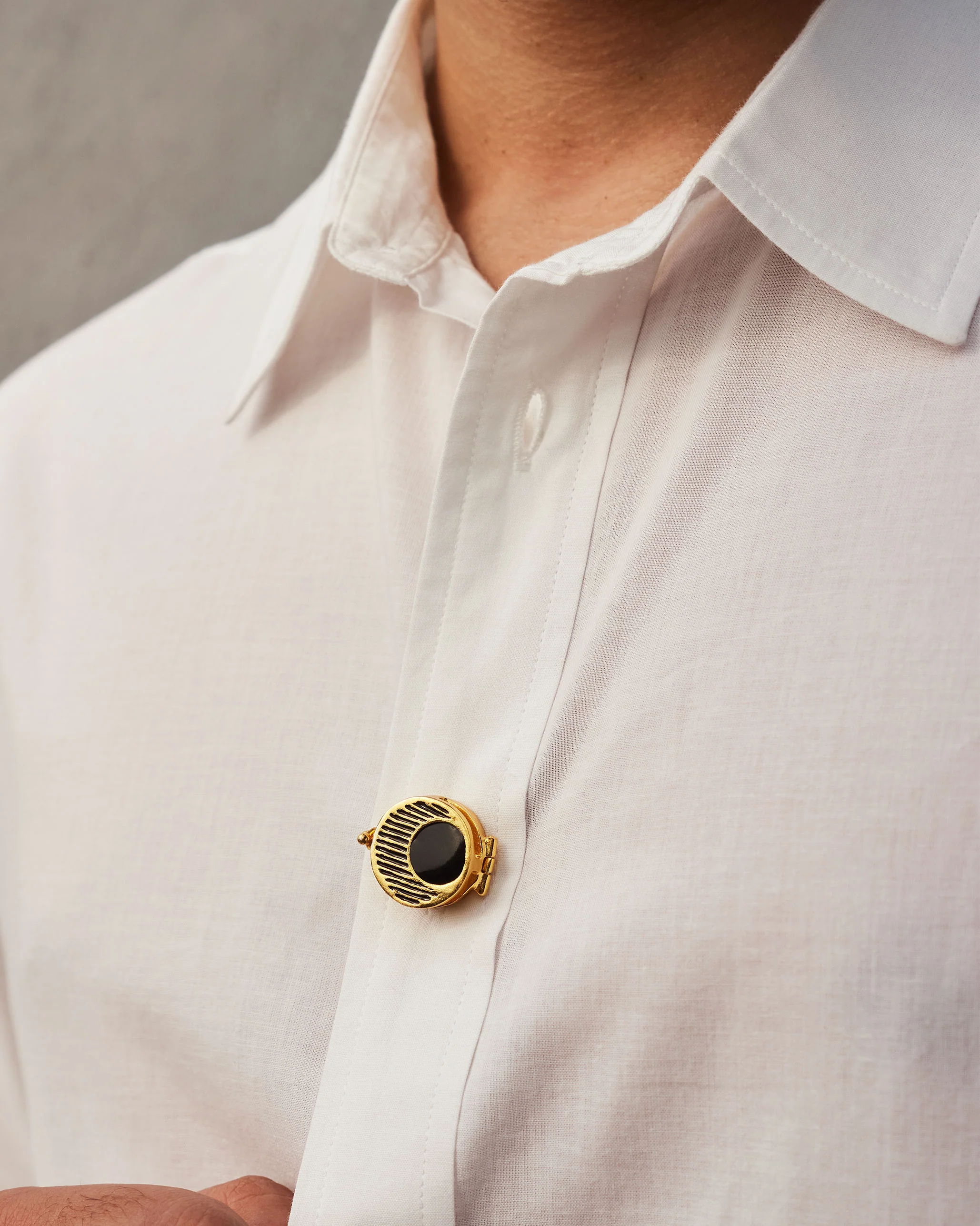 Chaand Button Clip - Gold - Image 3