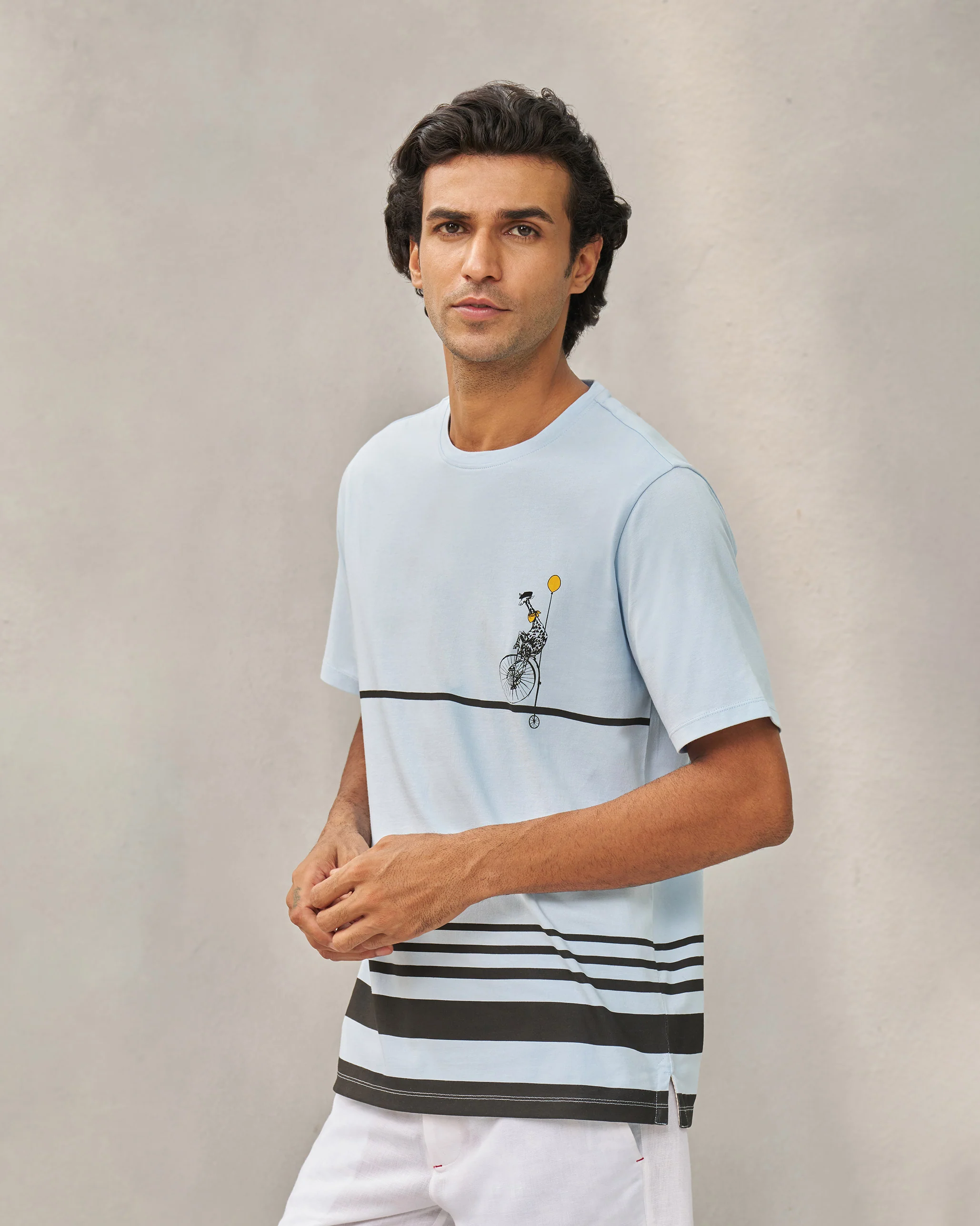 Juggling Giraffe T-shirt - Light Blue - Image 4