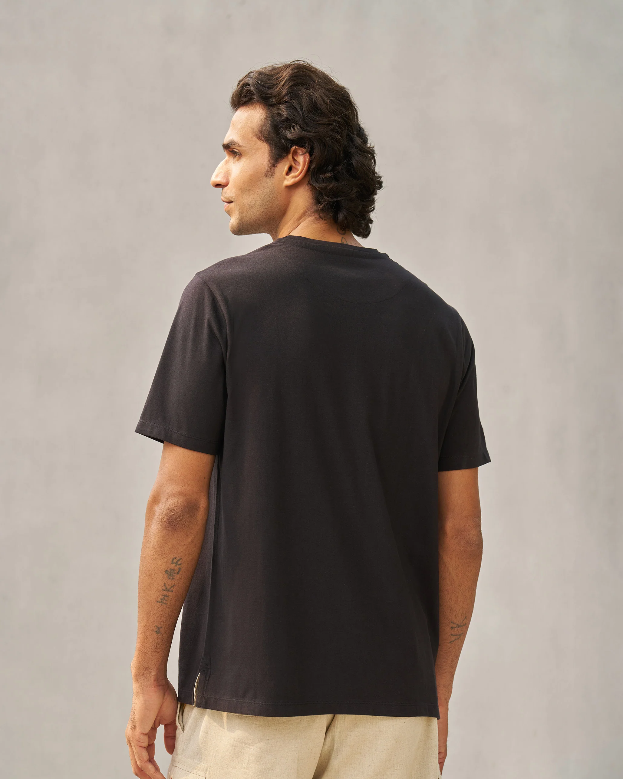 Lurking Lemur T-shirt - Black - Image 4