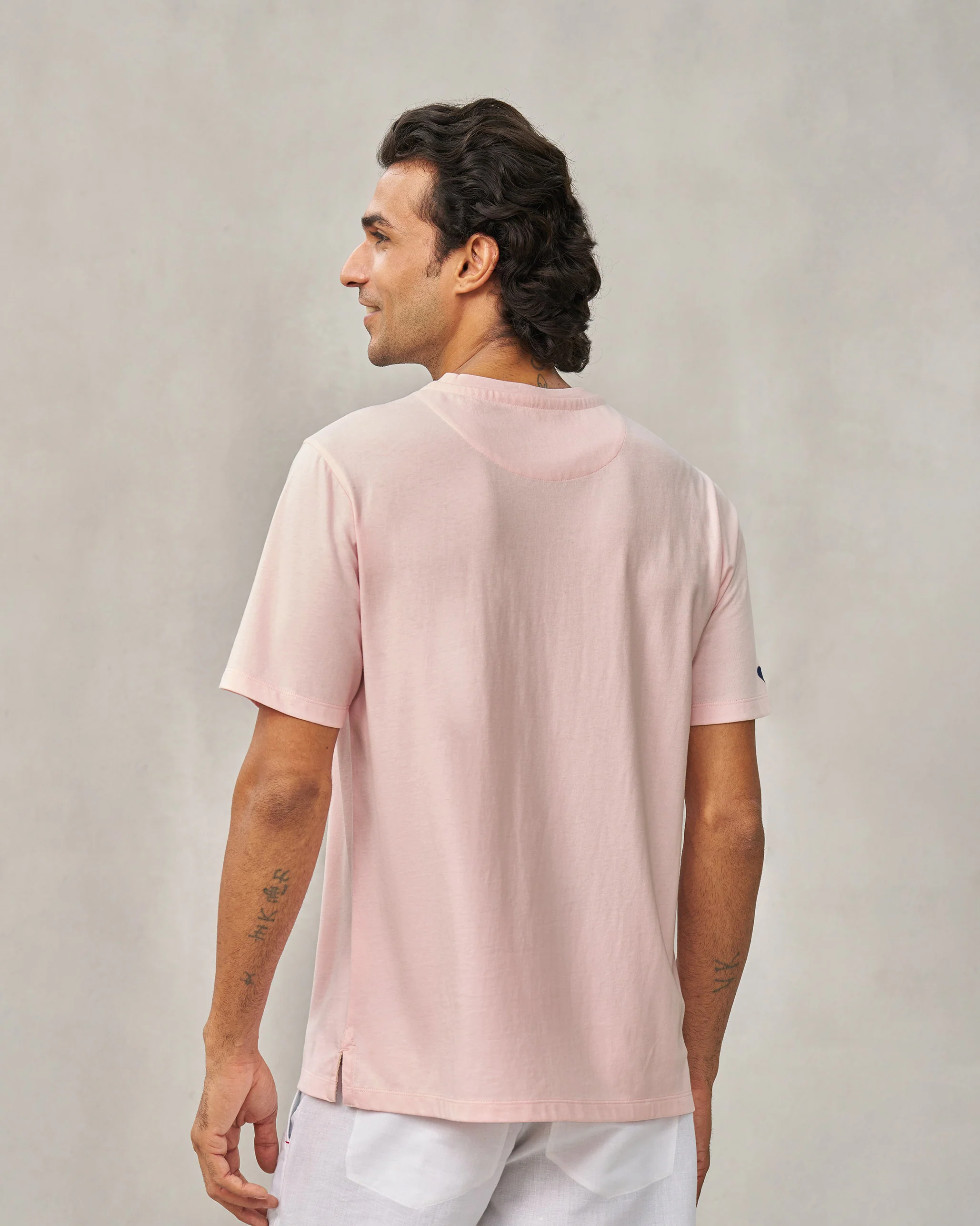 Lurking Lemur T-shirt - Light Pink - Image 4