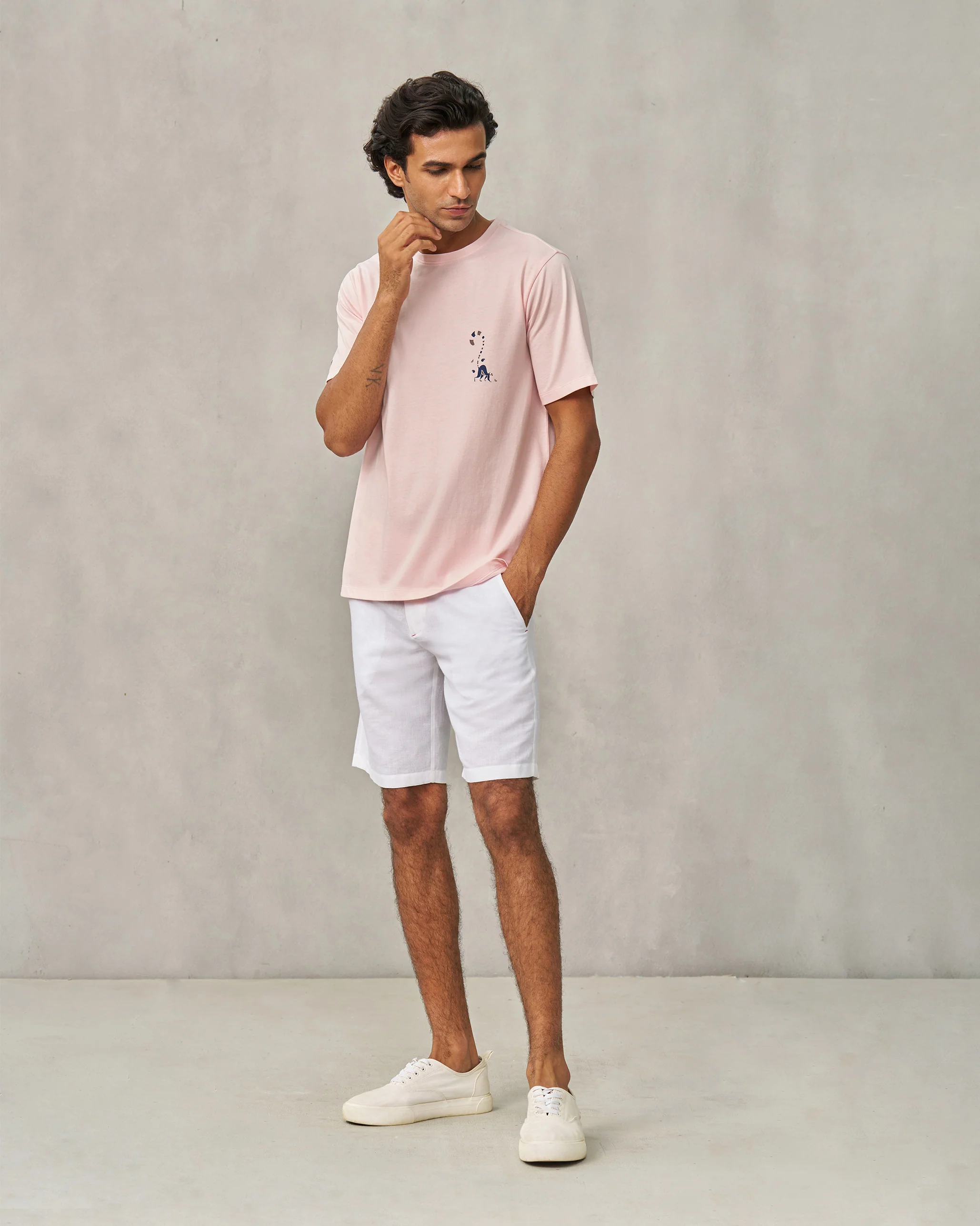 Lurking Lemur T-shirt - Light Pink - Image 5