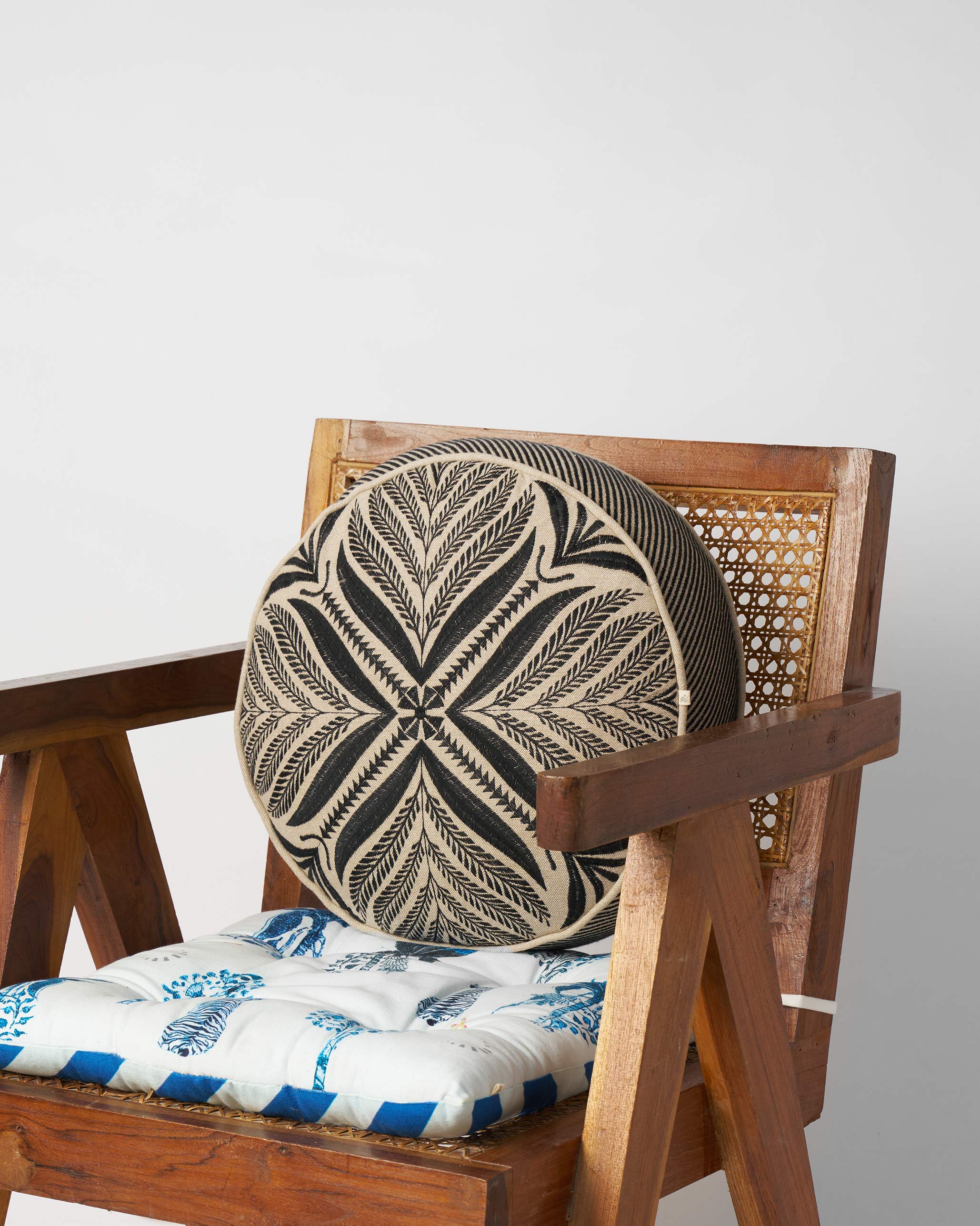 Morocco Leaf Cushion Cover(Black) - Image 5