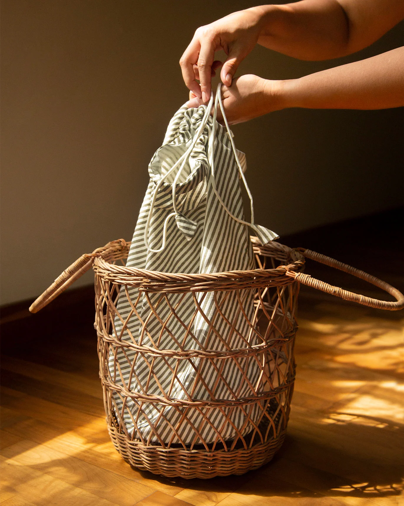 Rattan Laundry Basket with Bag - Image 2