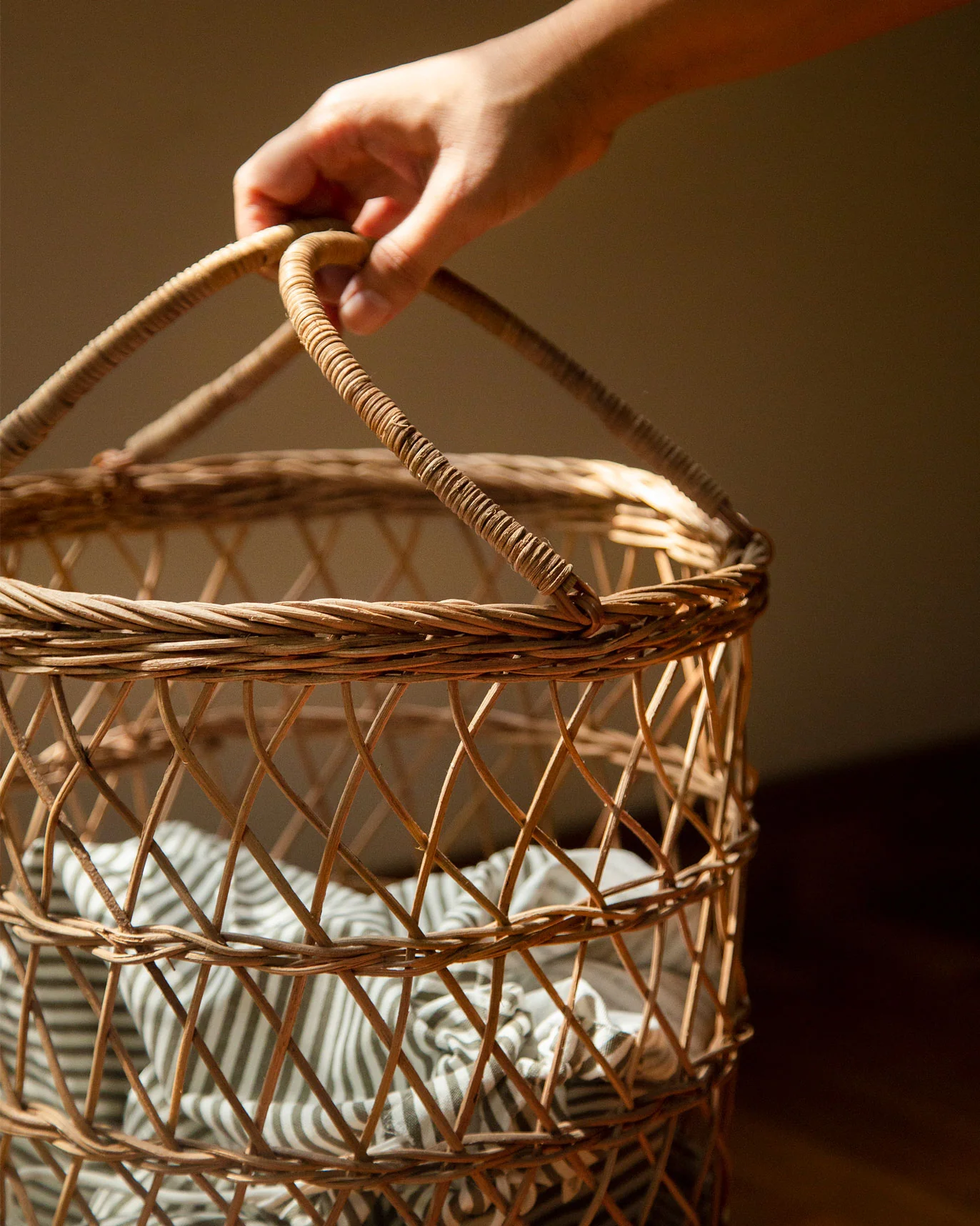 Rattan Laundry Basket with Bag - Image 3