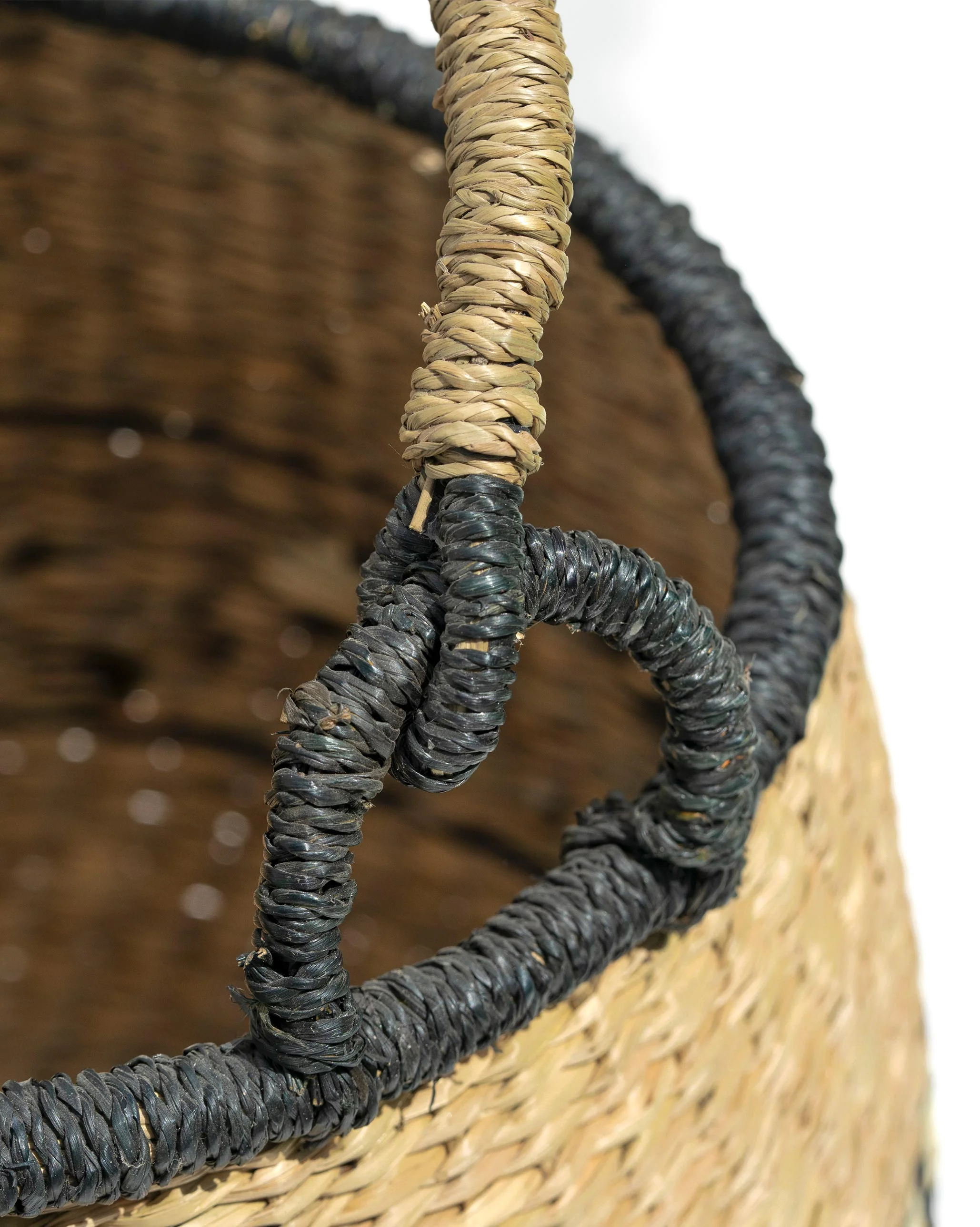 Seagrass Black basket with handle - Image 2