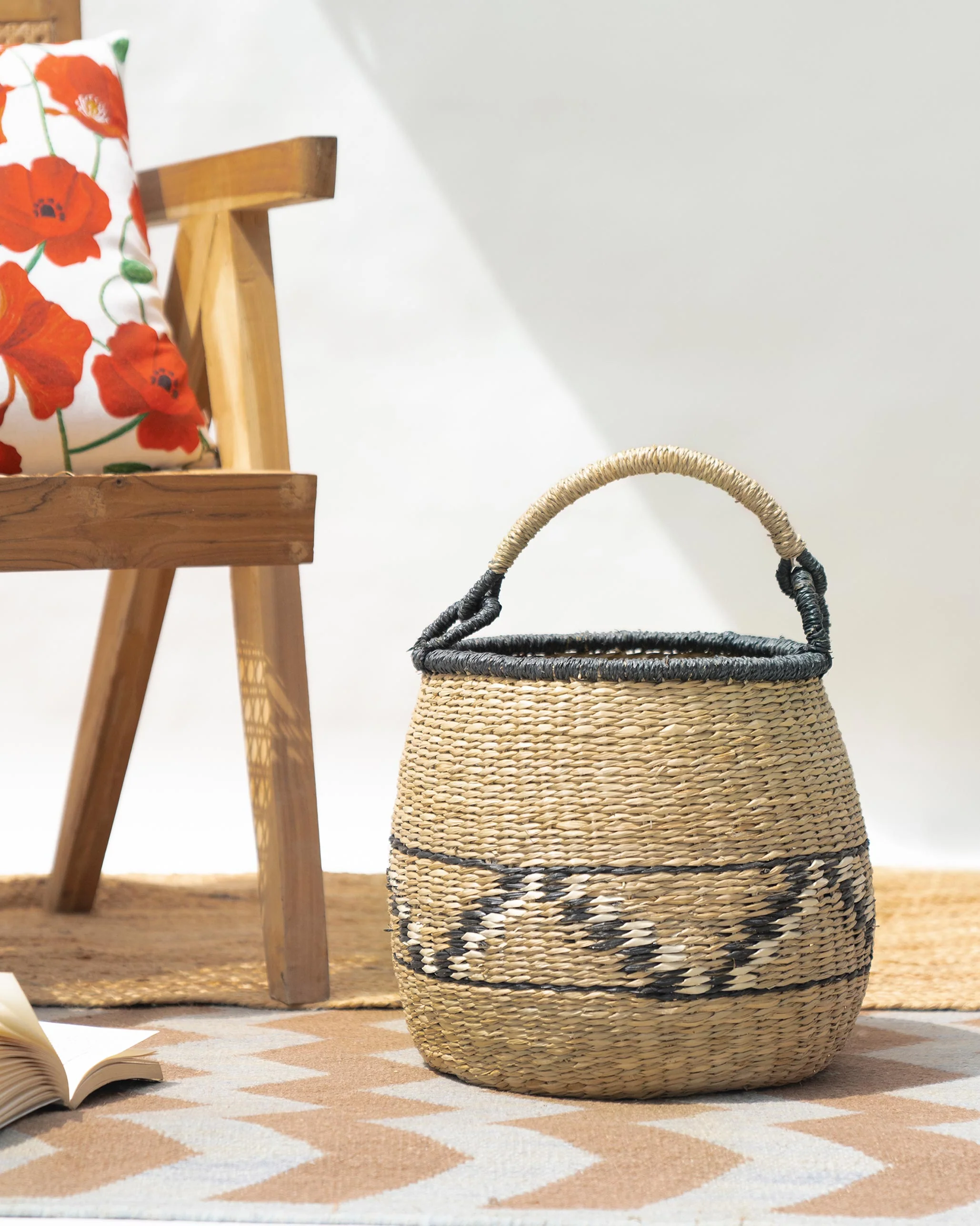Seagrass Black basket with handle - Image 3