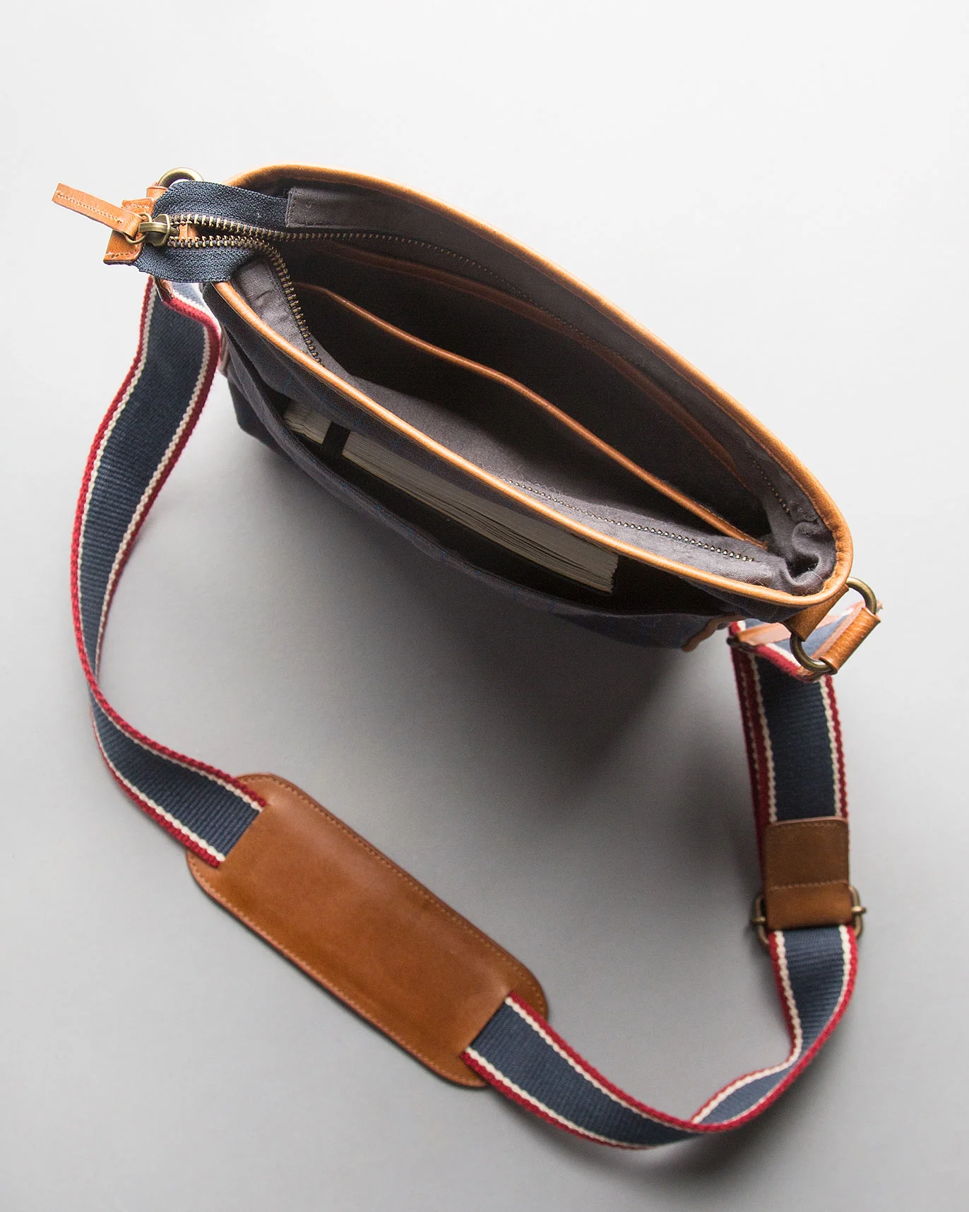 The Perfect Travel Messenger - Charcoal - Image 4