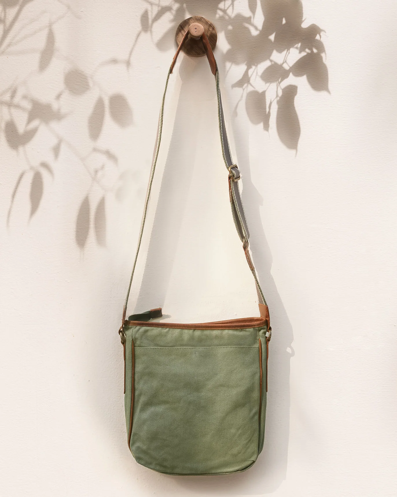 The Perfect Travel Messenger - Green - Image 4