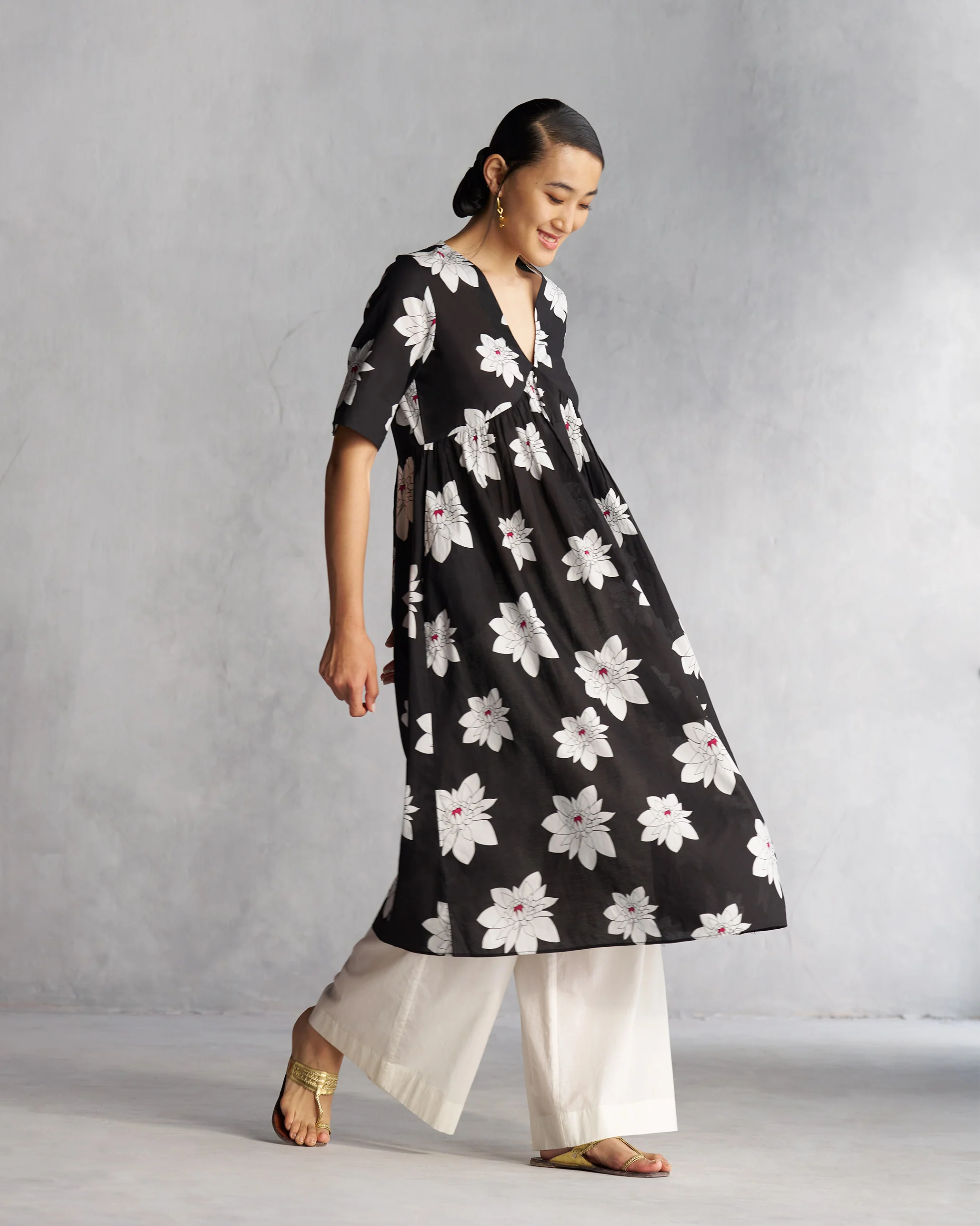 V-Neck Gathered Kurta - Black - Image 3
