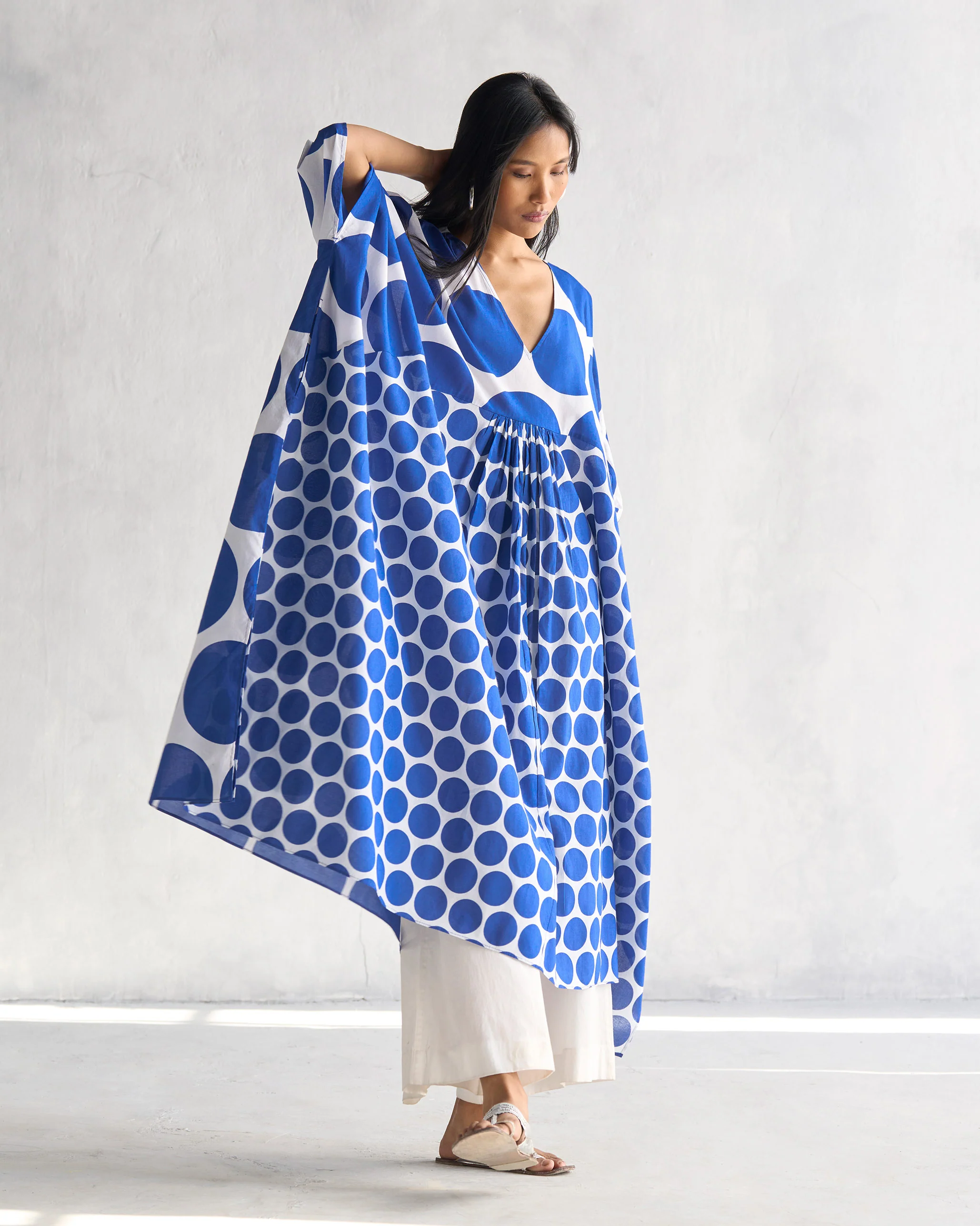 Waadi Kaftan - Navy & White - Image 2
